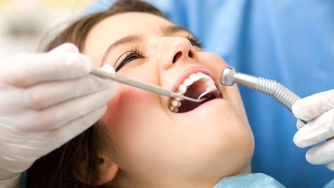 Procurar uma clínica odontológica para tratar de cárie ou dor de dente era uma prática muito comum entre as pessoas.