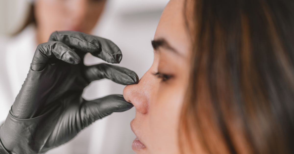 Após erro em rinomodelação, paciente deve ser indenizada em R$ 31.