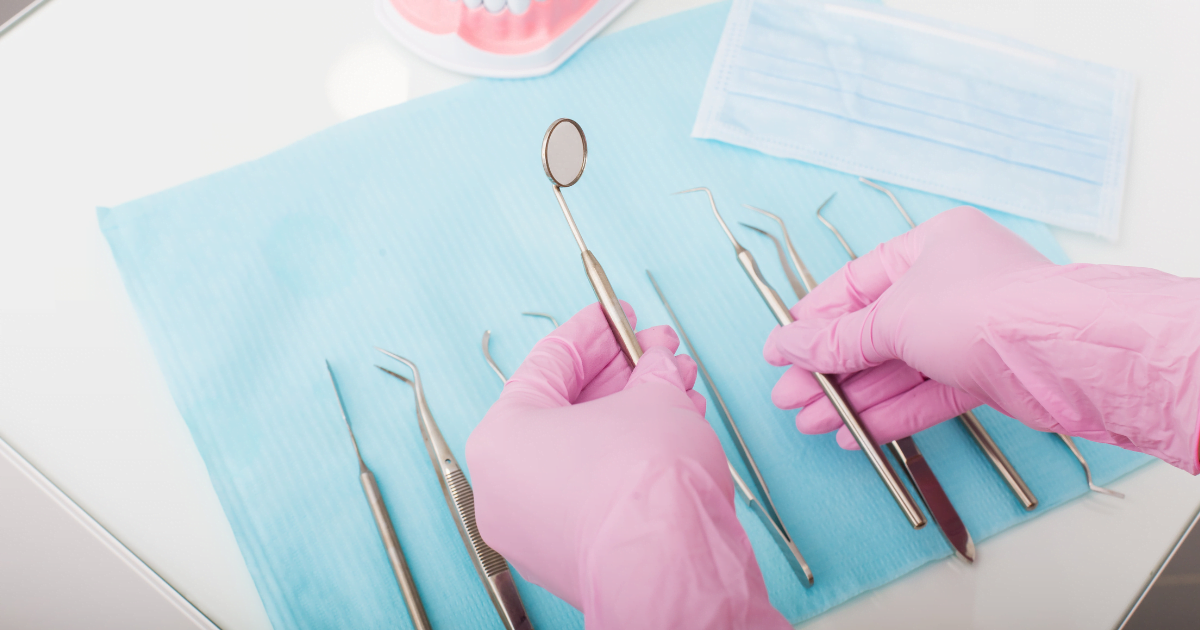 Uma dentista de Belo Horizonte está sendo investigada pela Polícia Civil sob suspeita de estar envolvida em mais de dez casos de infecções após procedimentos de lipoaspiração na região da papada.