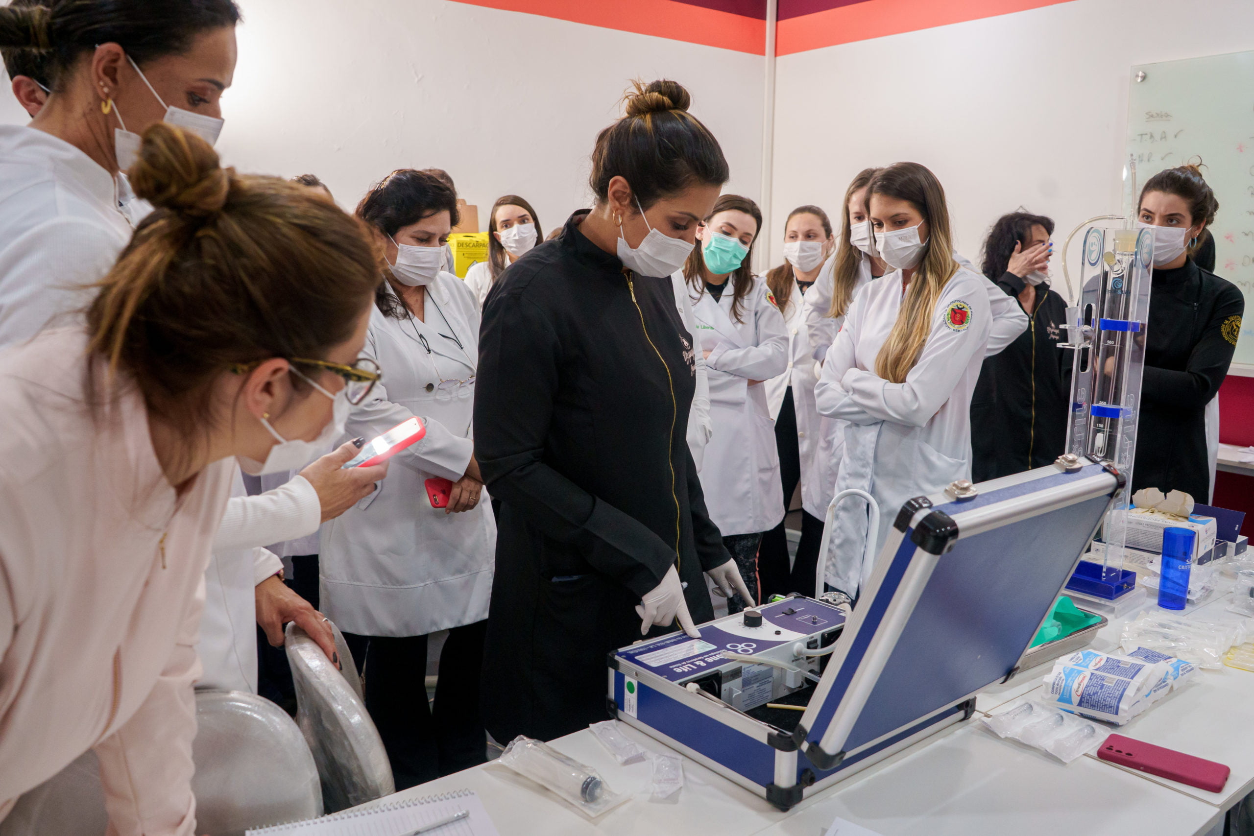 O Ministério da Saúde, ao tratar da implementação da Política Nacional de Práticas Integrativas e Complementares (PNPIC) pelo Sistema Único de Saúde (SUS), define a política como baseada em prevenir agravos e promover a “recuperação da saúde, com...