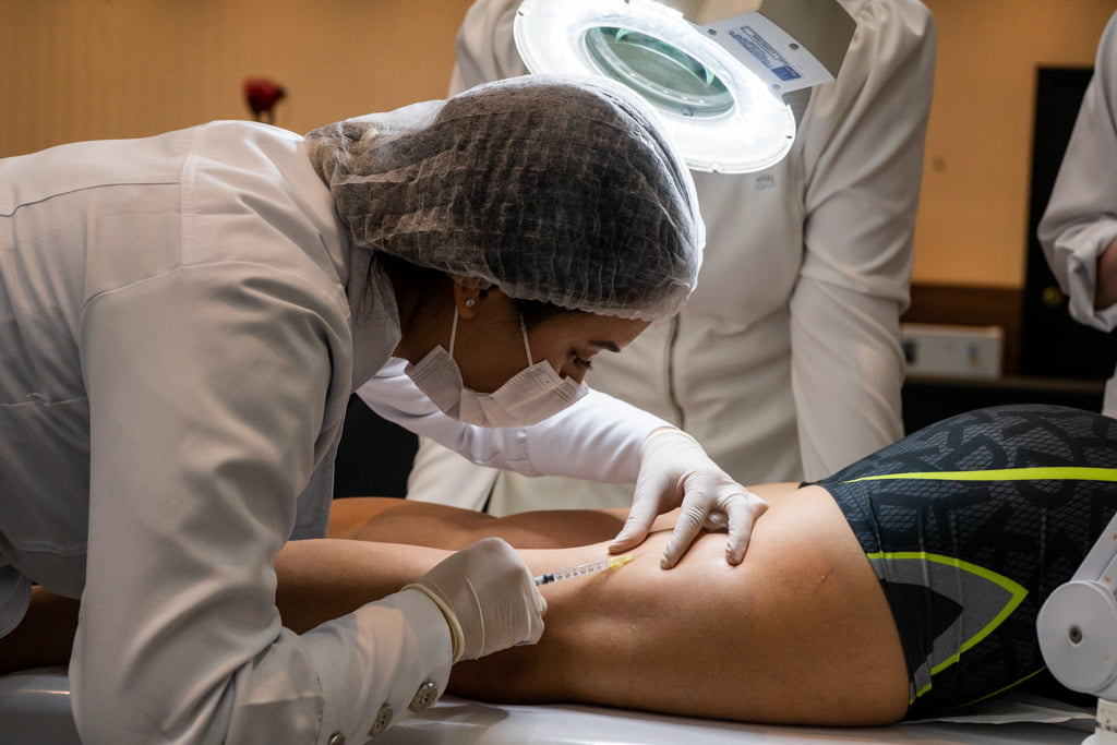 No processo de formação para se tornar especialista em estética, aulas práticas - vivências clínicas -conferem a segurança adequada, tanto para os profissionais como para seus pacientes.