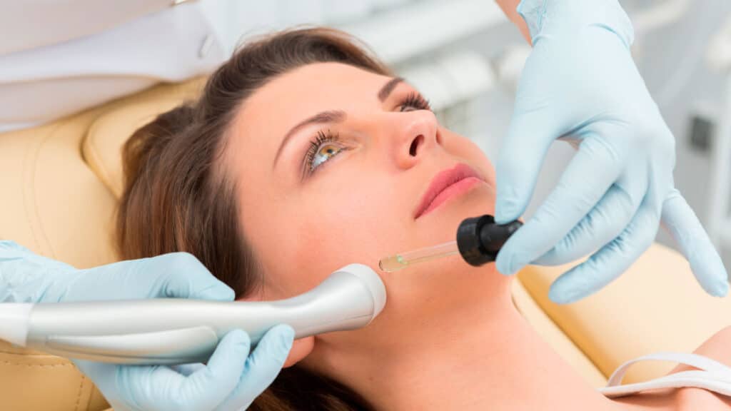 Após diversas tentativas de se encontrar profissionalmente, a Dra. Prisciane Gualberto se encontrou na área da Farmácia Estética.