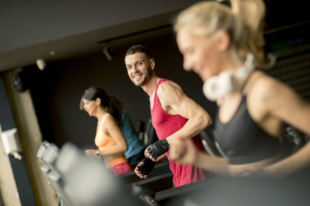 Diante do reconhecimento da importância em manter uma vida saudável, aumenta o número de pessoas que iniciam alguma pratica esportiva. Com isso, cresce também o número de indivíduos que compreendem como procedimentos estéticos são positivos para quem sonha em conquistar "o corpo perfeito".