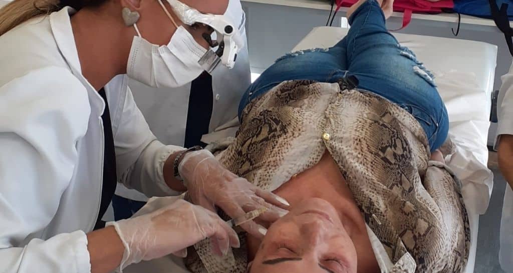 Se você está pensando em se especializar em Farmácia Estética, mas ainda está em dúvida de qual IES escolher, nós podemos te ajudar: opte por aquela que tem clínica-escola.