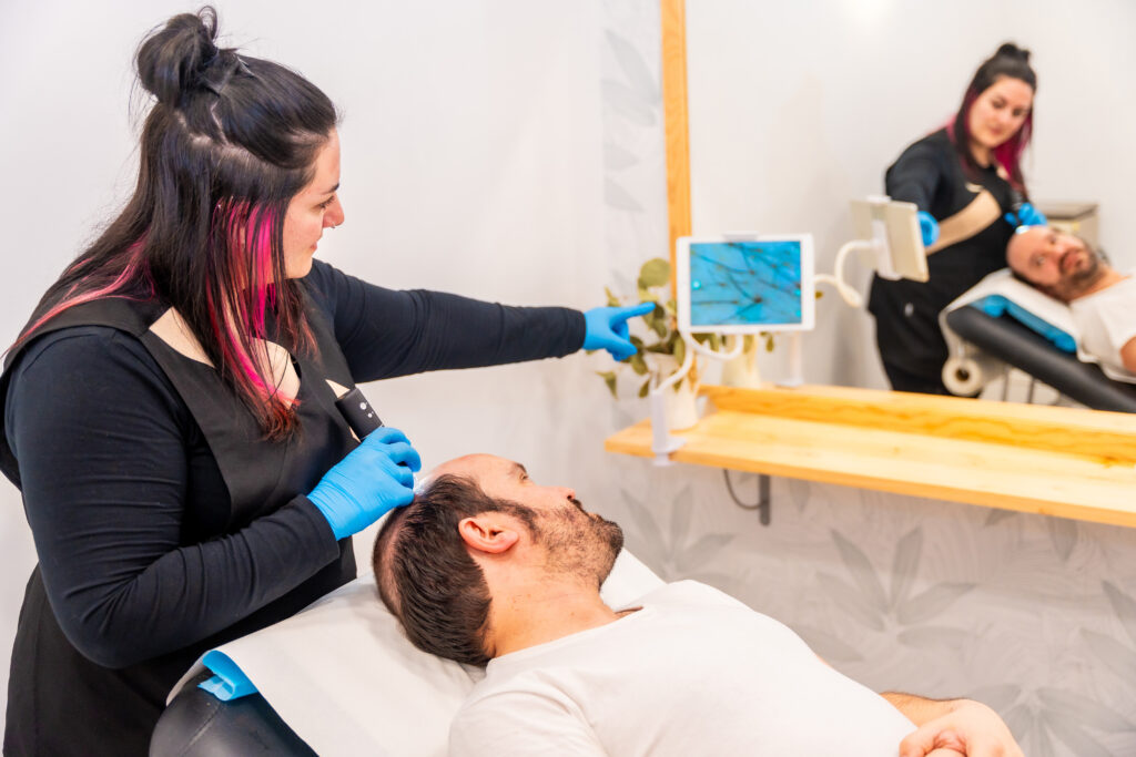 Os tratamentos de tricologia ganham um plus especial com o investimento em aparelhos de dermatoscopia capilar.