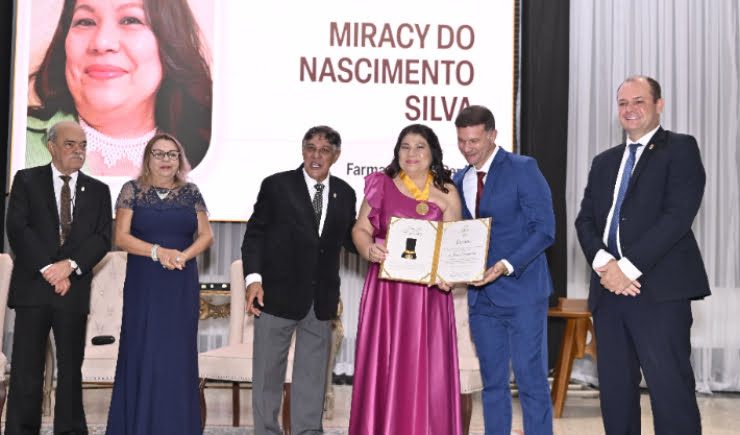 Na ocasião, foram homenageados farmacêuticos e farmacêuticas dedicados a diferentes especialidades, com destaque particular a especialidade de estética.