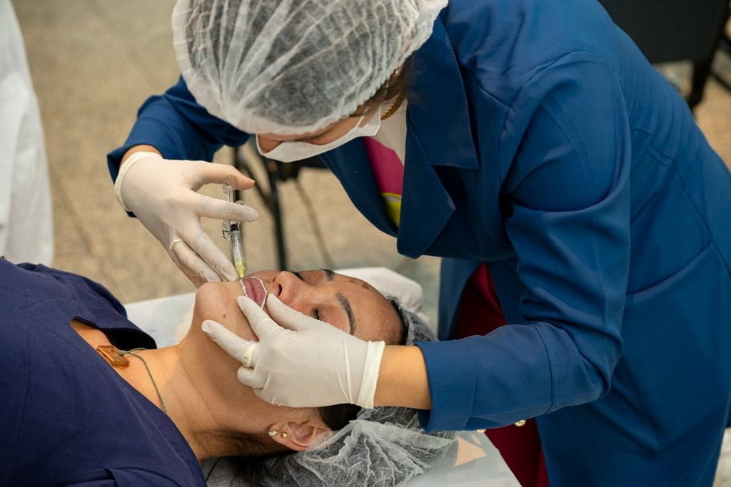 Veja o que o CFF estabelece sobre as horas de práticas para requerer a habilitação em farmácia estética e entenda mais sobre a importância das vivências clínicas.