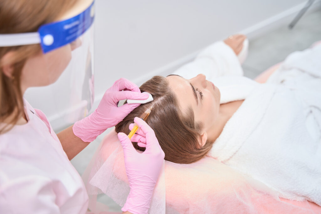 Embora a queda de cabelo seja frequentemente associada ao envelhecimento, queda capilar em adolescentes também pode ser uma realidade, o que exige atenção especializada e atuação ética dos profissionais da estética.