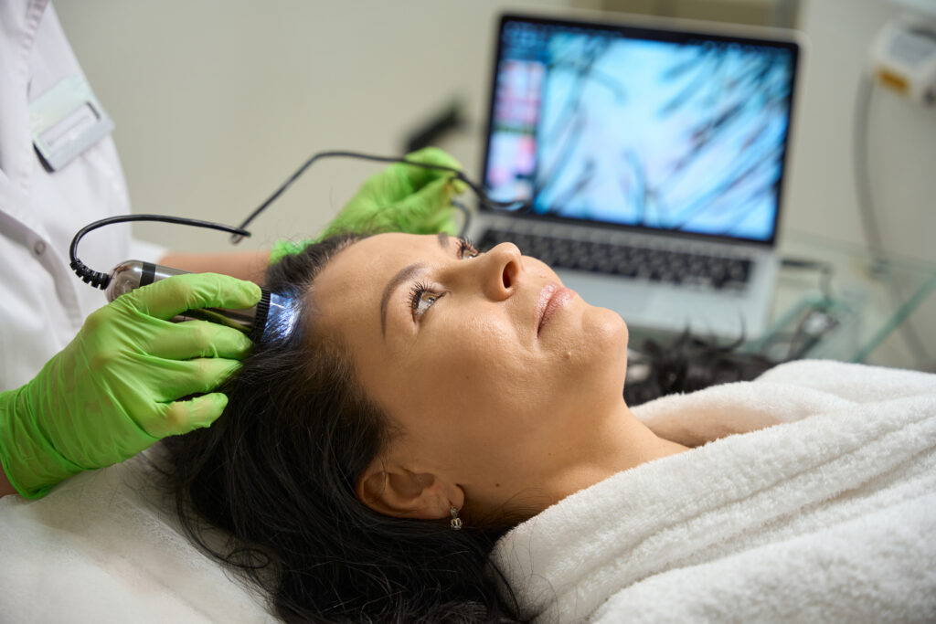 A tricologia estética, ramo da estética voltado ao cuidado do couro cabeludo e dos fios capilares, vem ganhando cada vez mais espaço nos consultórios de farmacêuticos estetas.