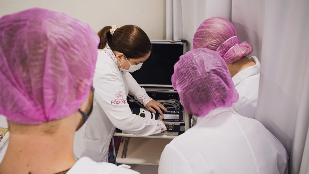 Os cursos de Biologia Estética precisam ter uma carga horária que contempla a prática. Essa é obrigatoriedade, conforme o Conselho.