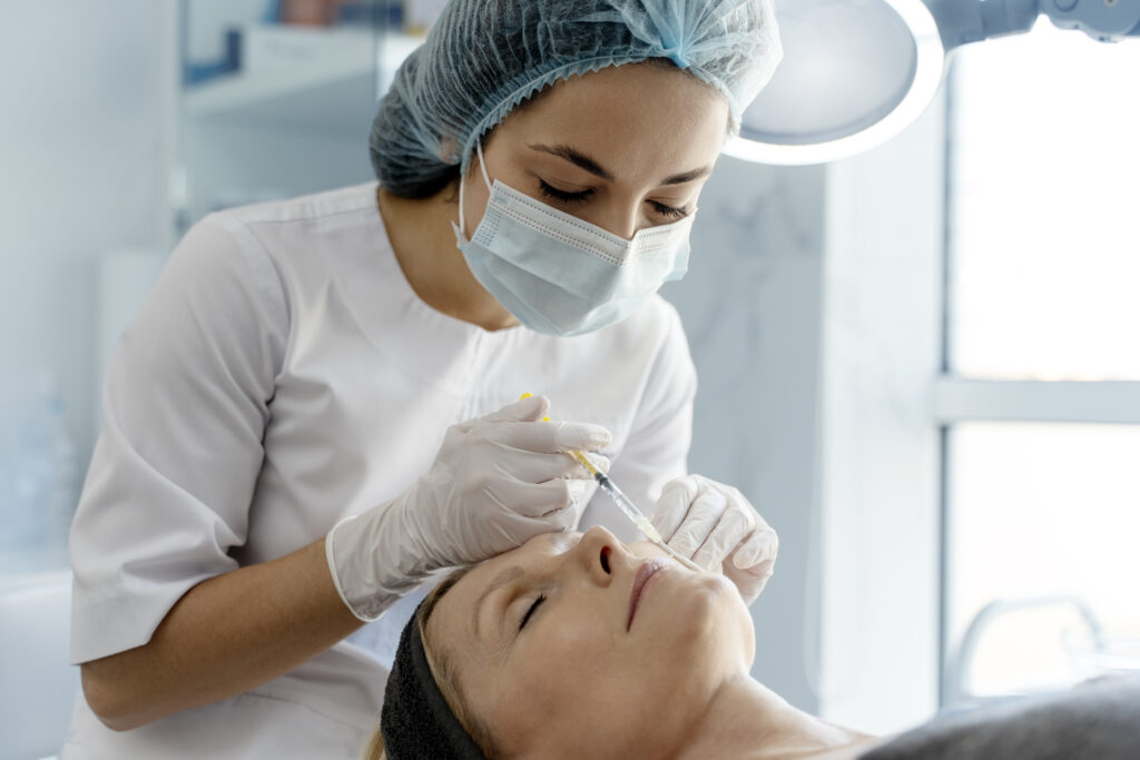 A guerra entre médicos e outros profissionais da saúde na estética expõe a hipocrisia da reserva de mercado médica em 2025.