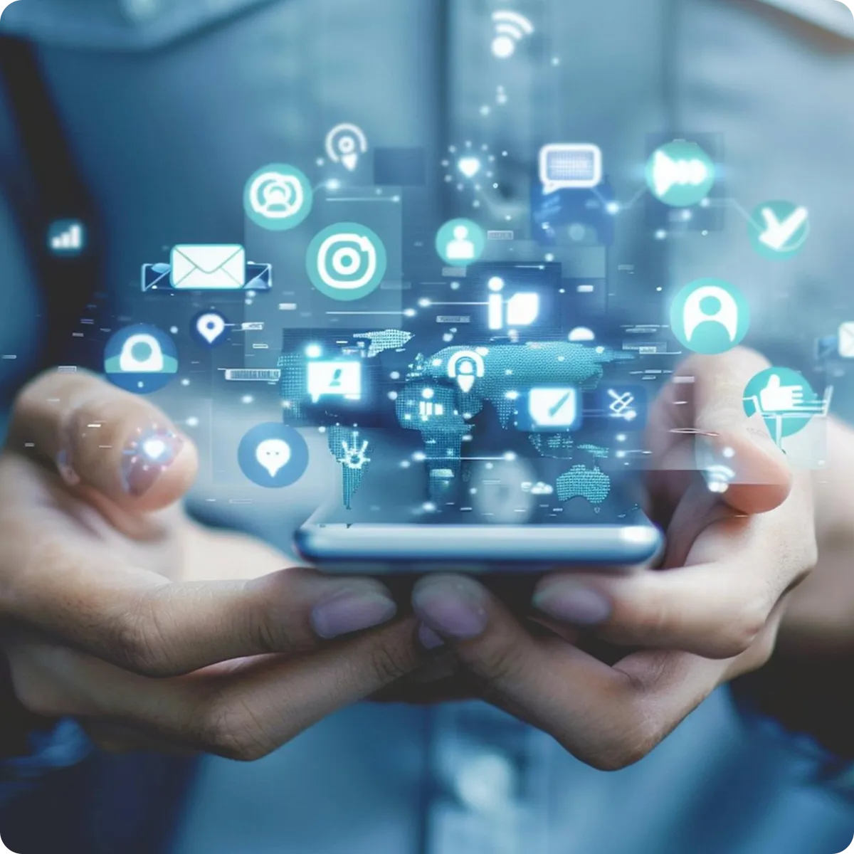 manos sosteniendo un telefono y viendo redes sociales