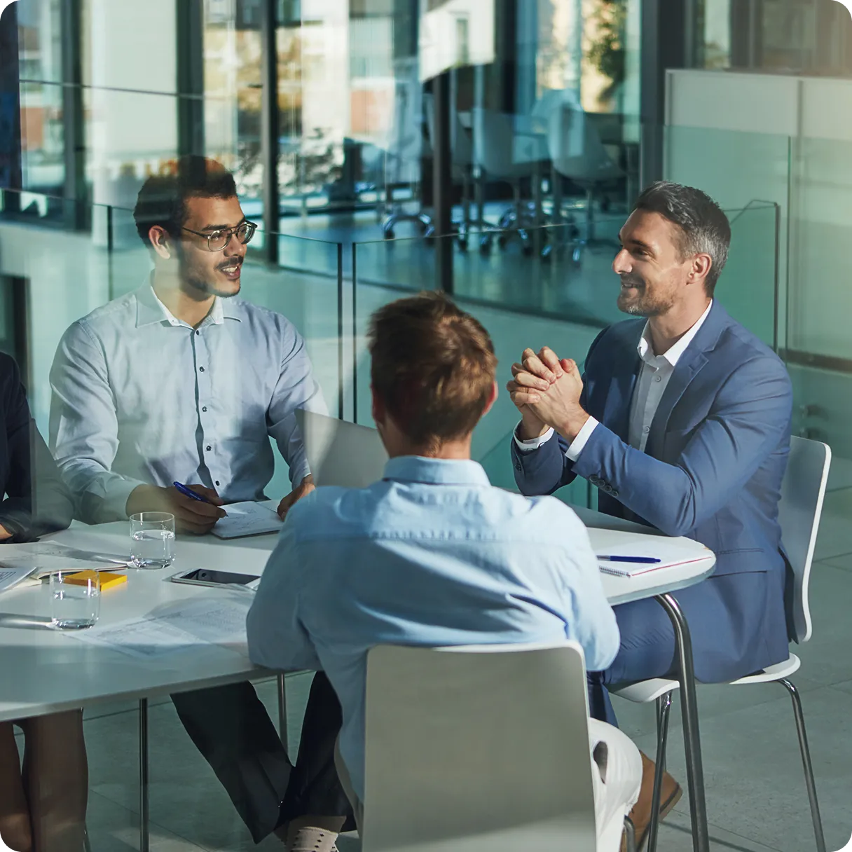 personas en una oficina teniendo una reunion