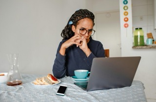 woman at computer using text messages as legal evidence of manipulation for lawyer