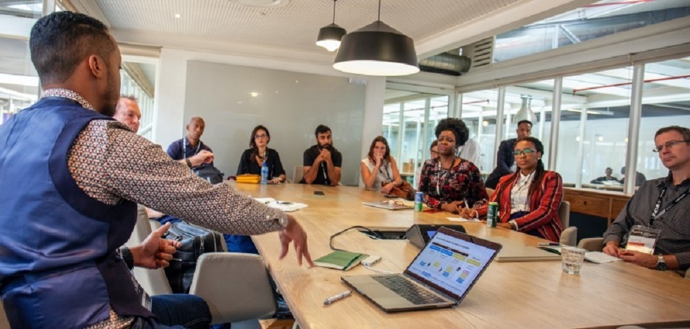 Founders and experienced investors sharing an operational discussion