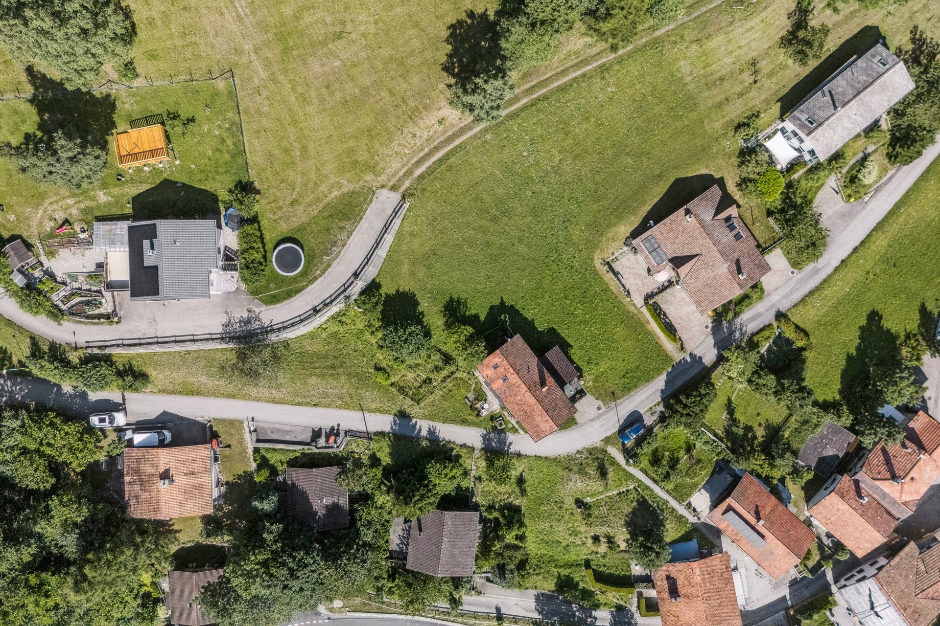 Das Haus von 1895 wird in seiner Hanglage weitergebaut. Der nördliche Anbau wird zur Erschliessung umgenutzt und verbindet Bestand und Erweiterung. Eine Tragstruktur aus Beton trägt den neuen Holzkörper und gibt dem Anbau seinen klaren Ausdruck.