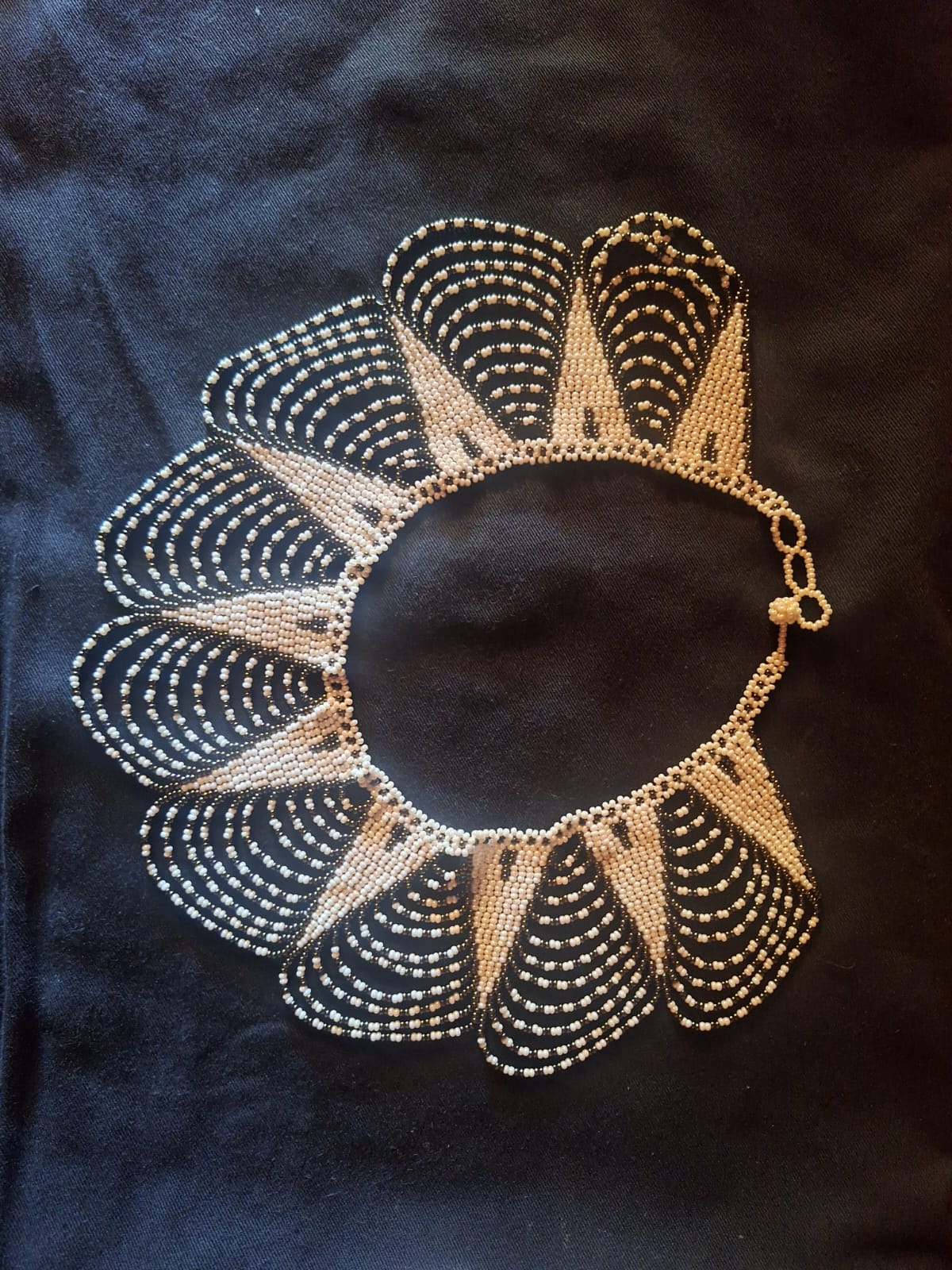 Collar de mullos negro con rojo