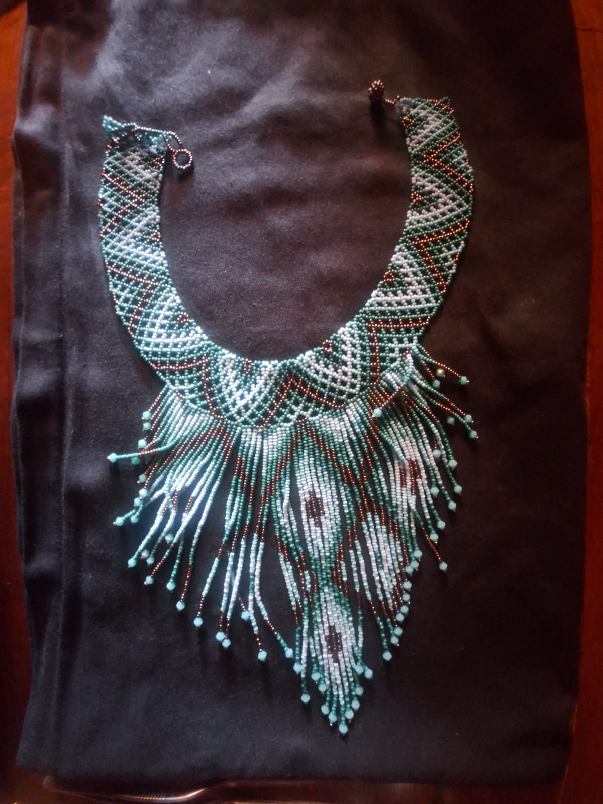 Collar de mullos negro con blanco