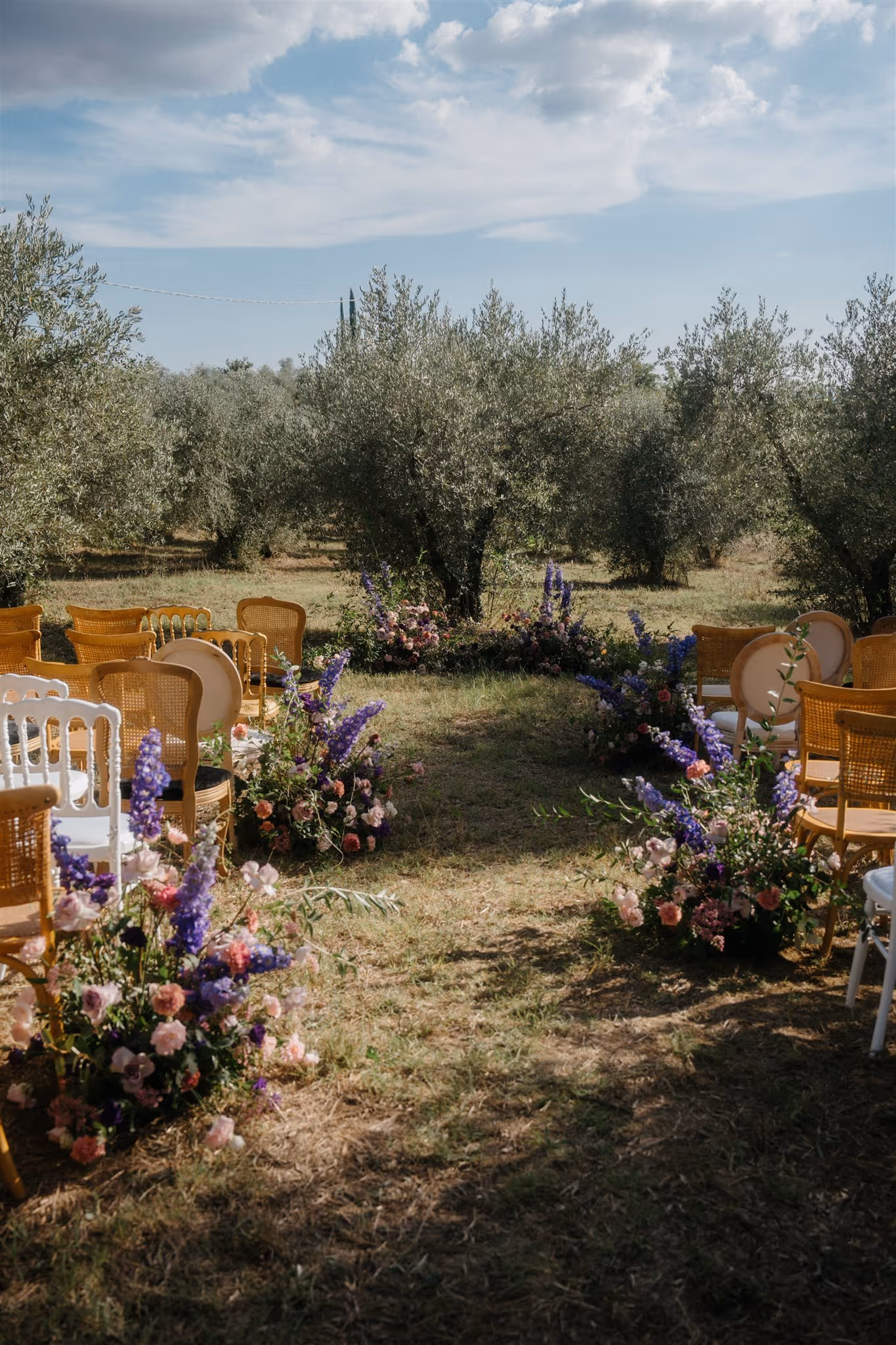 outdoor wedding ceremony in Tuscany featuring refined decor and colorful flroal design