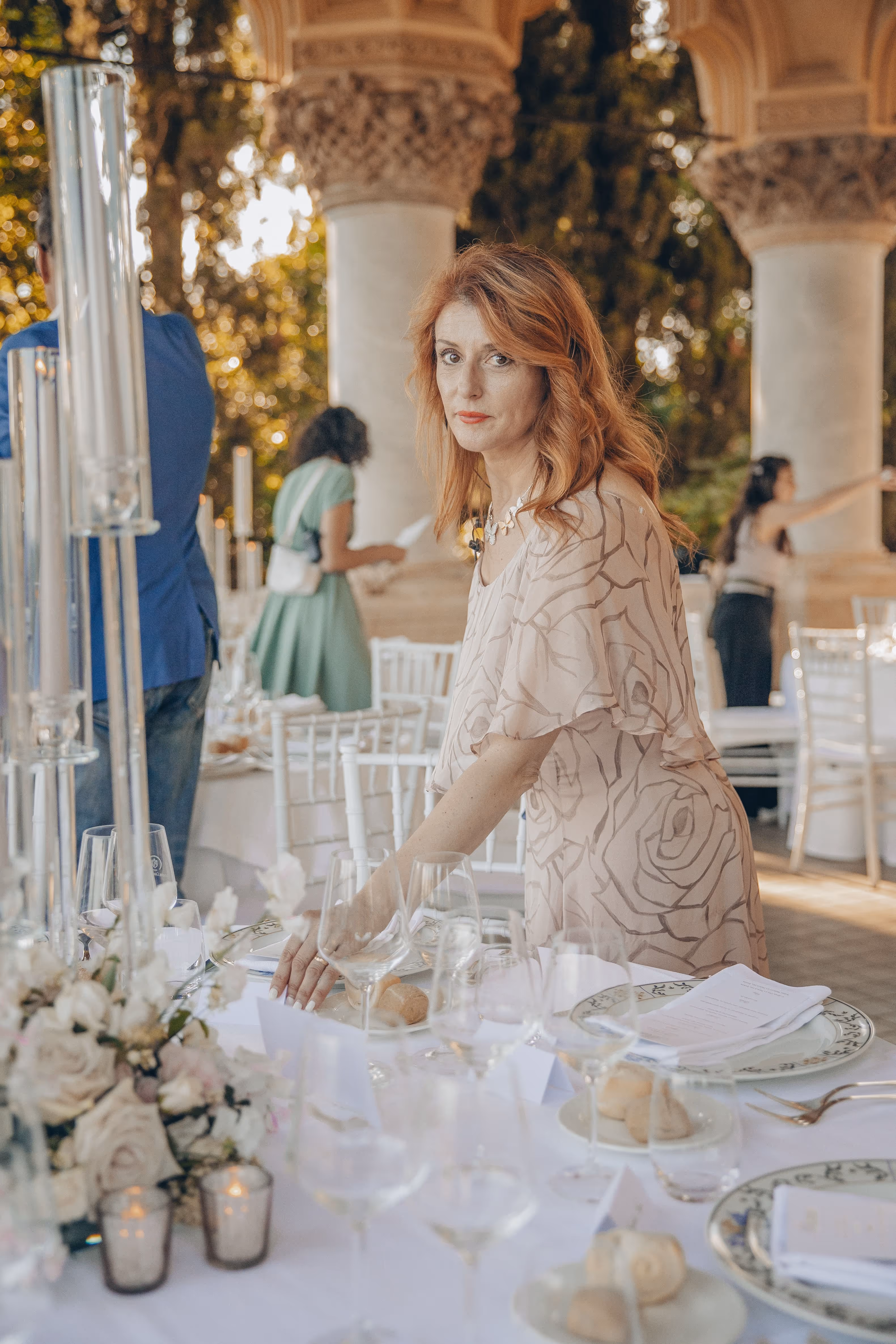 Barbara while styling an elegant wedding table at Isola del Garda.