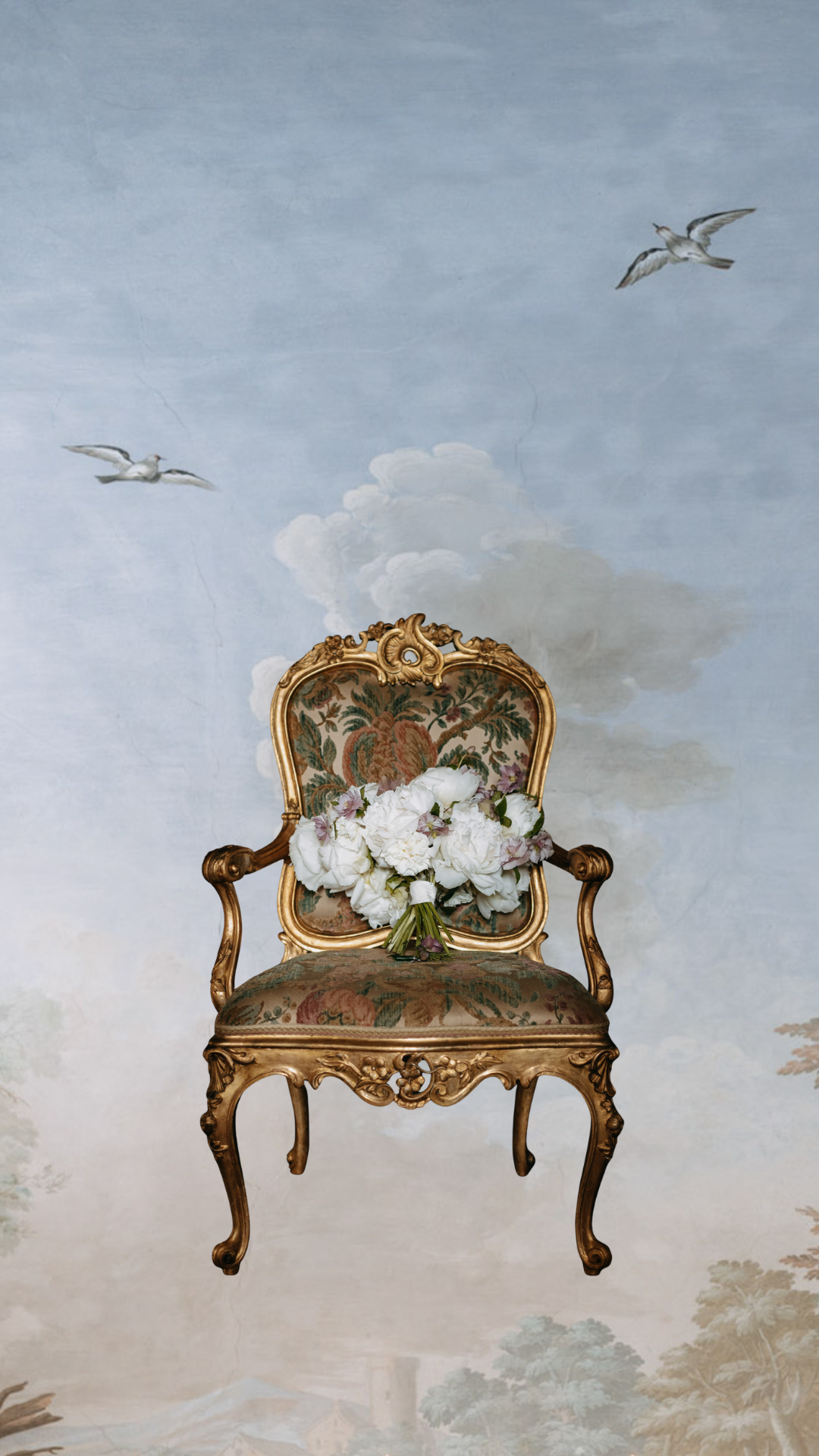 Designing a wedding with the Pantone of the Year doesn’t mean covering everything in the same shade.
Modern elegance comes from intention, balance, and a few smart choices: •	Use glass to keep the palette fresh, clean and contemporary. •	Add green only as an object, not as foliage, to avoid the classic “bridal look”. •	Introduce black sparingly — only as an evening accent and never in large areas. •	Layer different whites to create depth, texture and an editorial feel. The secret is simple:
use the Pantone as a whisper, not a shout.
With the right combinations, it becomes modern, refined, and effortlessly timeless.