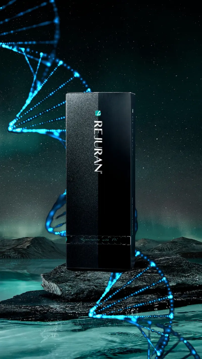 Svart REJURAN-förpackning på sten i vatten med en blå DNA-spiral och berg i bakgrunden.