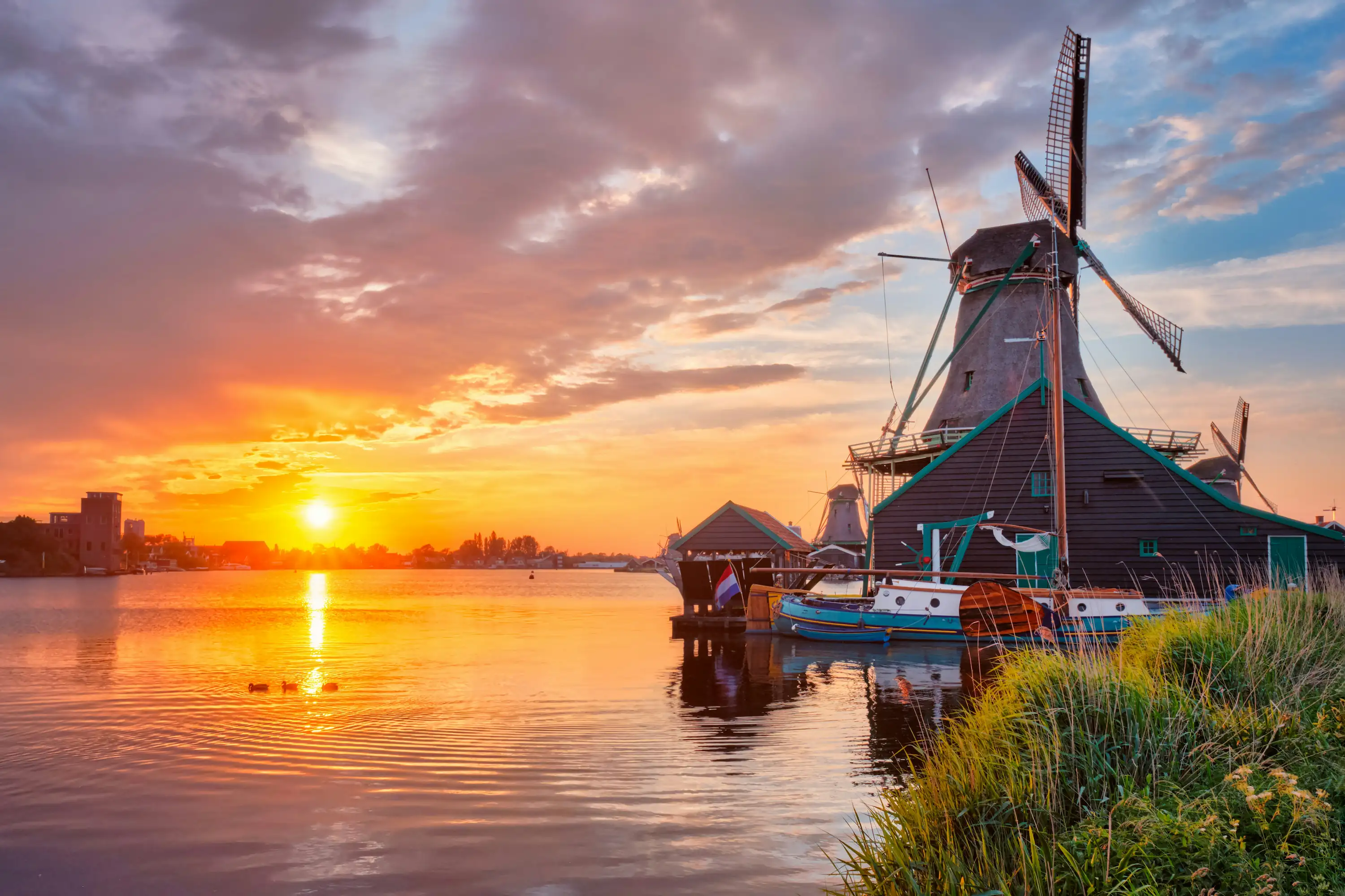 Historische windmolen op Zaanse Schans tijdens zonsondergang op een private sightseeing tour vanuit Amsterdam
