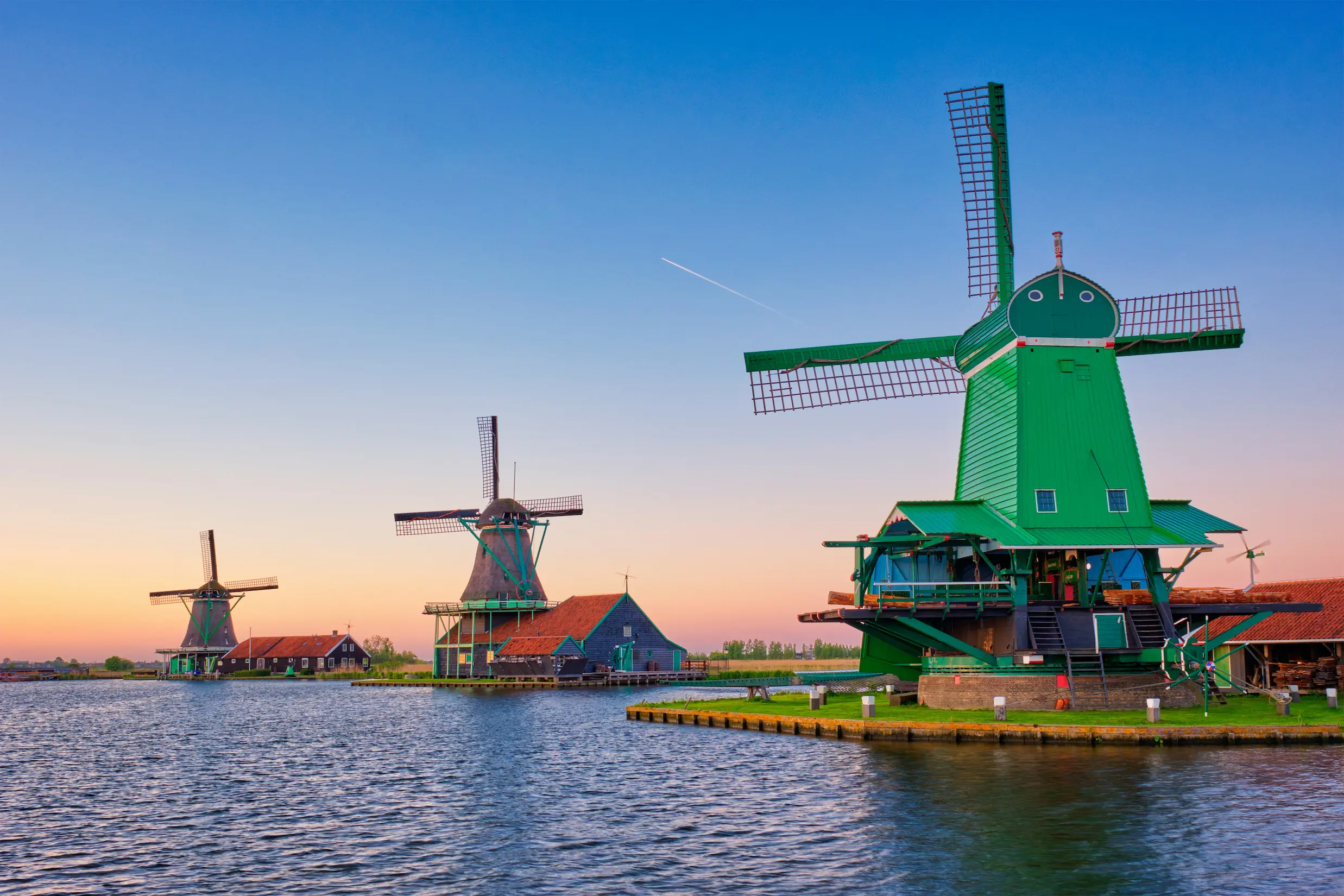 Drie authentieke windmolens aan het water op Zaanse Schans tijdens een betaalbare private dagtrip