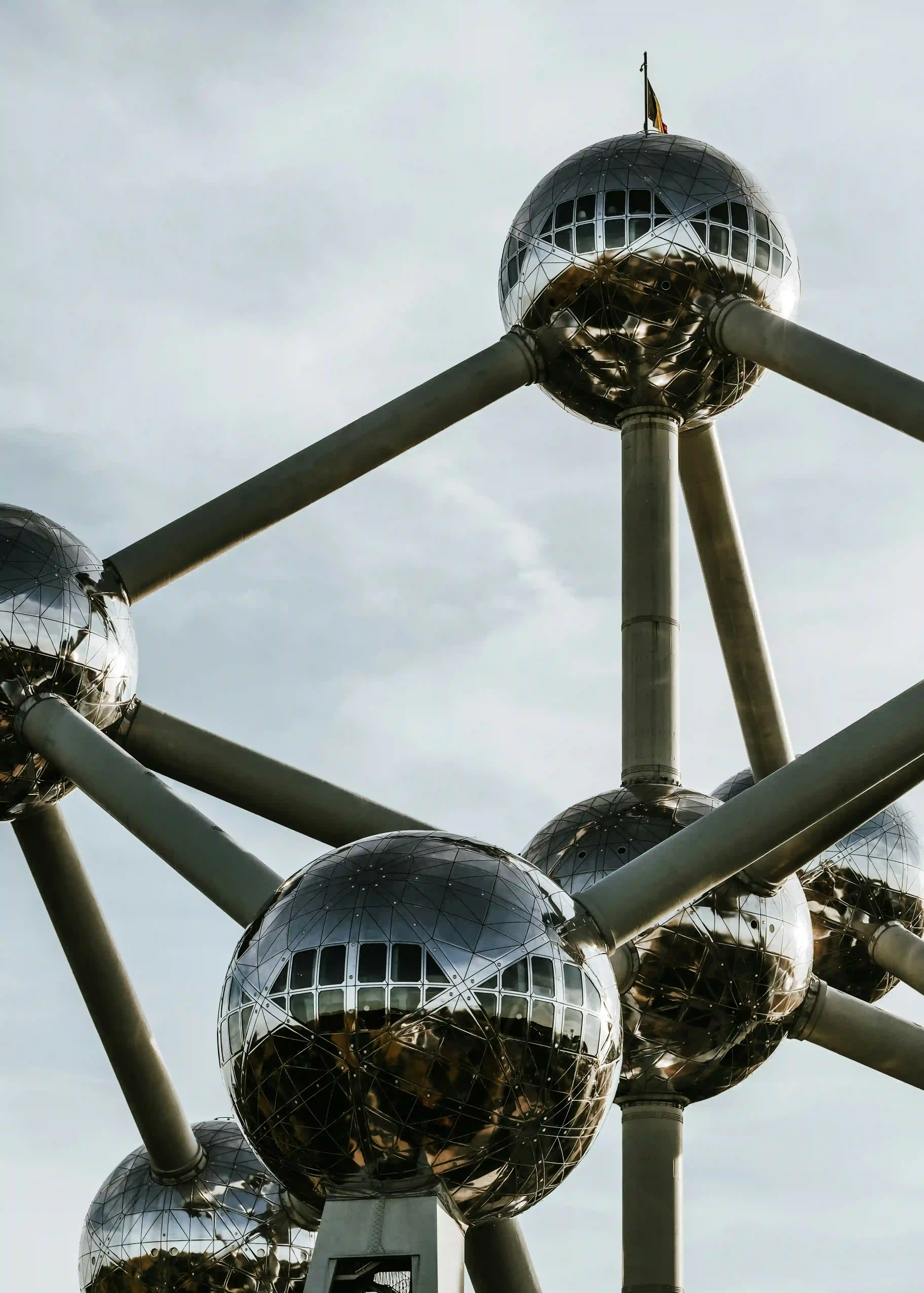 Het iconische Atomium monument in Brussel bezoeken tijdens betaalbare private dagtour