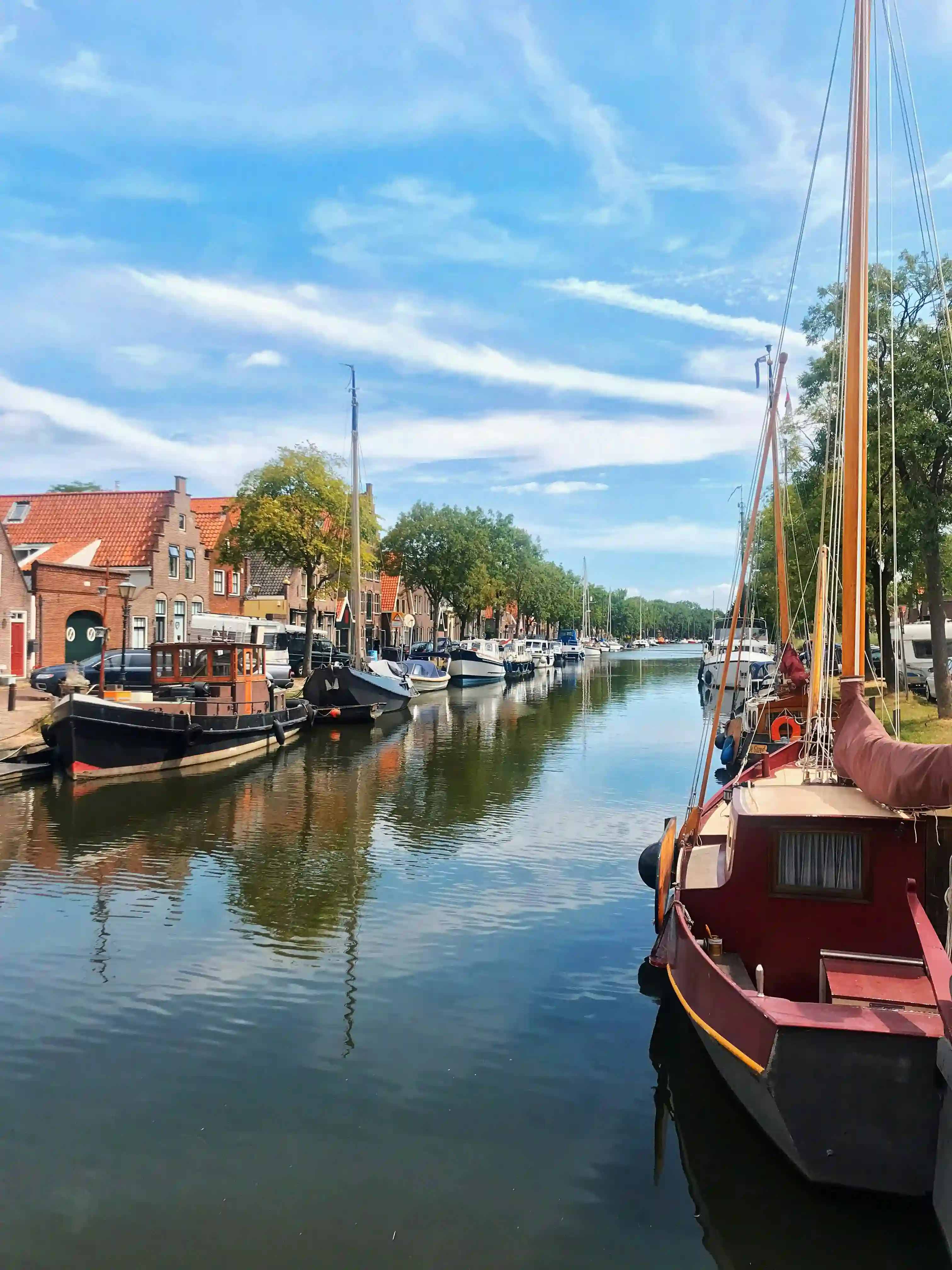 Gracht met traditionele bootjes in de haven van Volendam tijdens betaalbare private tour
