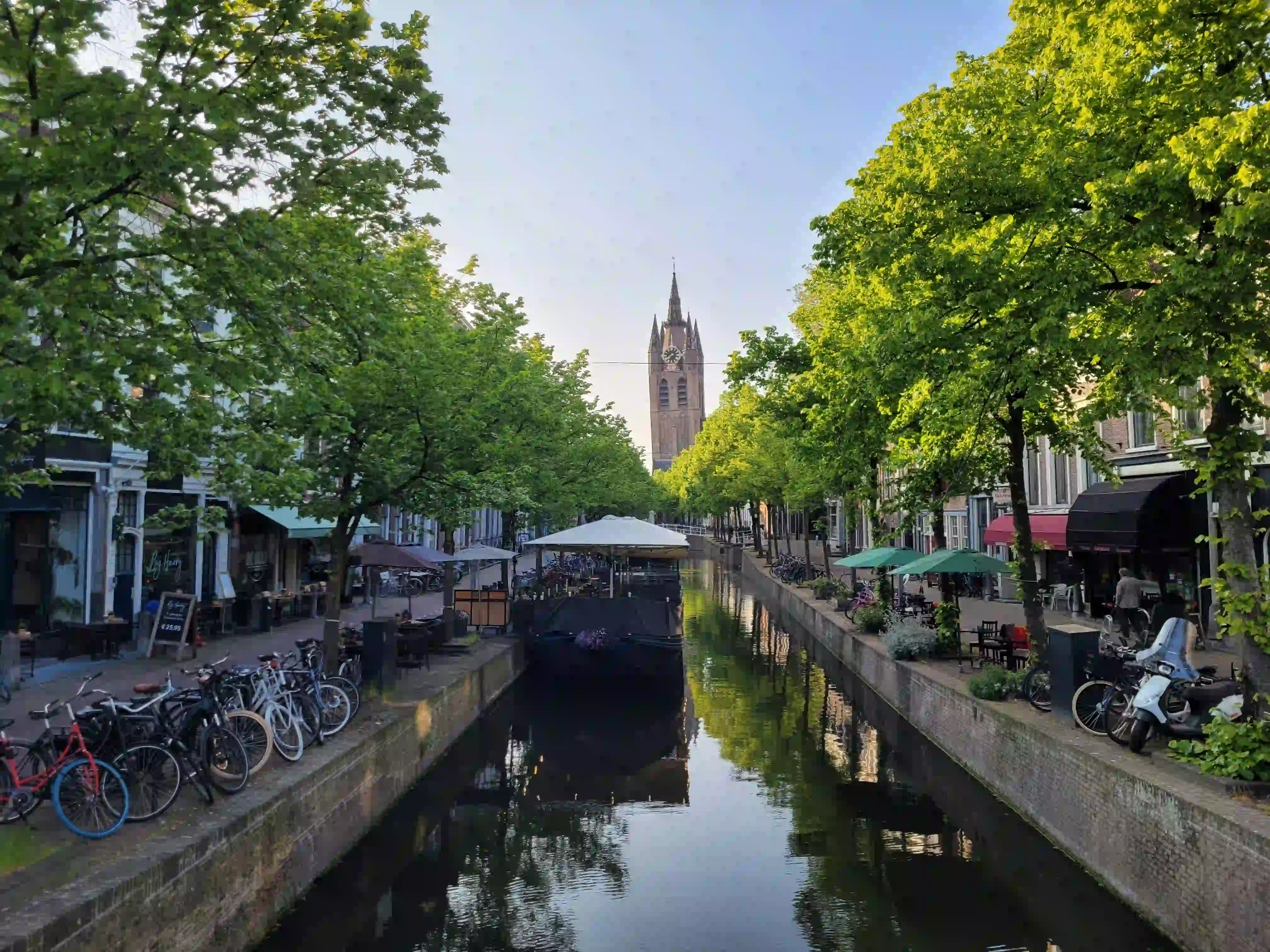 Gracht in Delft met de Nieuwe Kerk toren op de achtergrond tijdens private dagtrip

