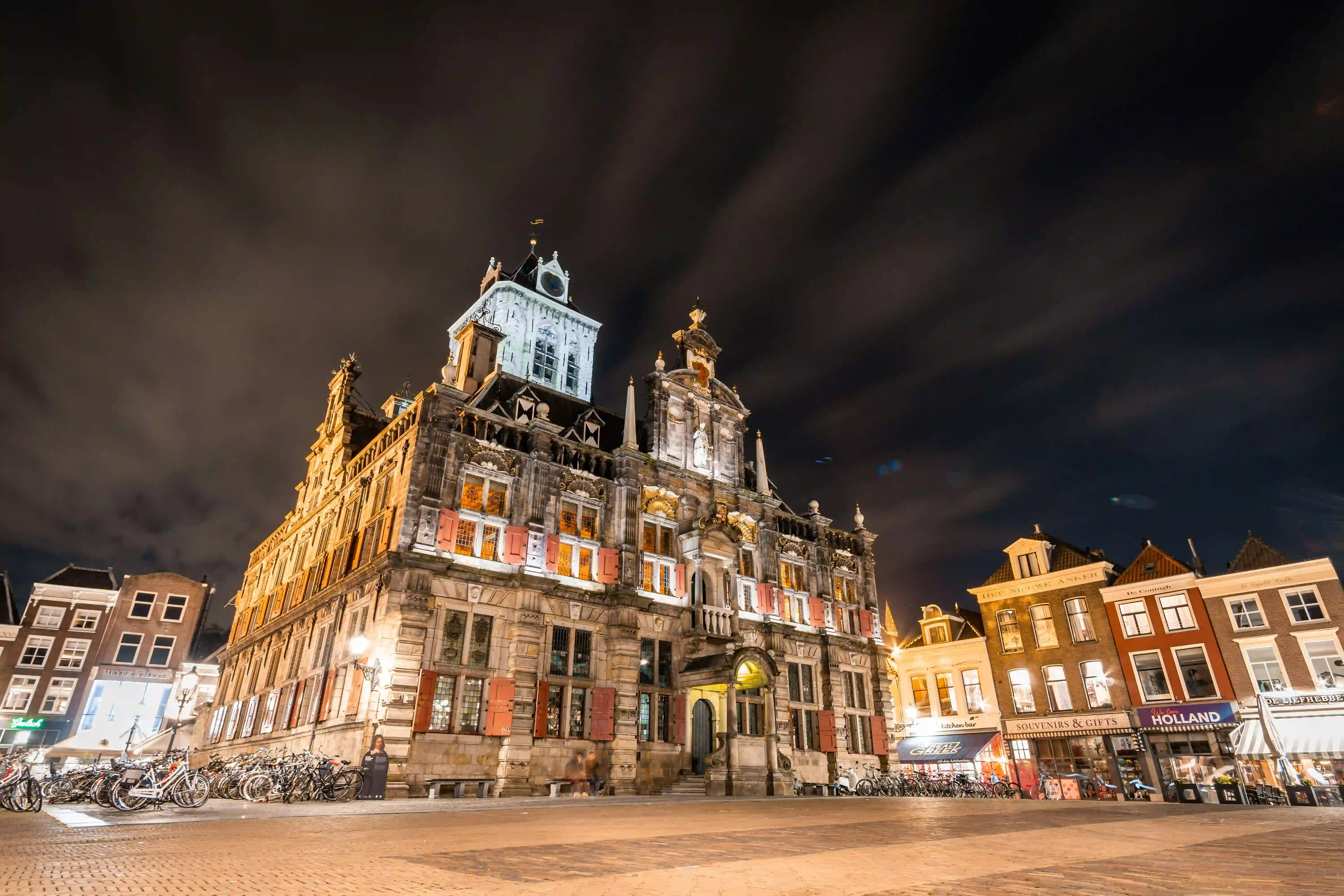 Het verlichte stadhuis van Delft in de avond bezoeken met budget private tour
