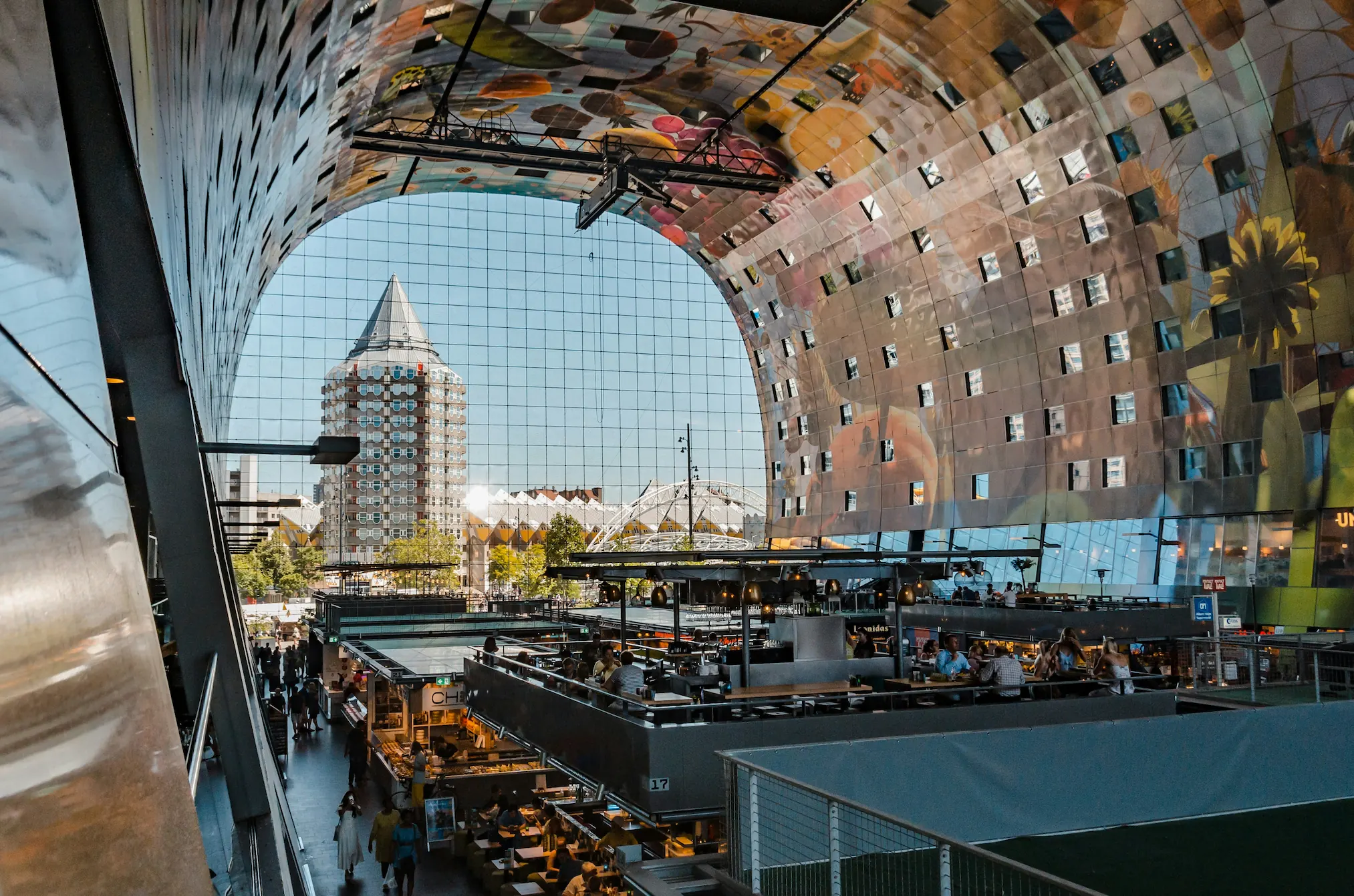 Uitzicht vanuit de Markthal naar Het Potlood in Rotterdam tijdens private architectuur tour
