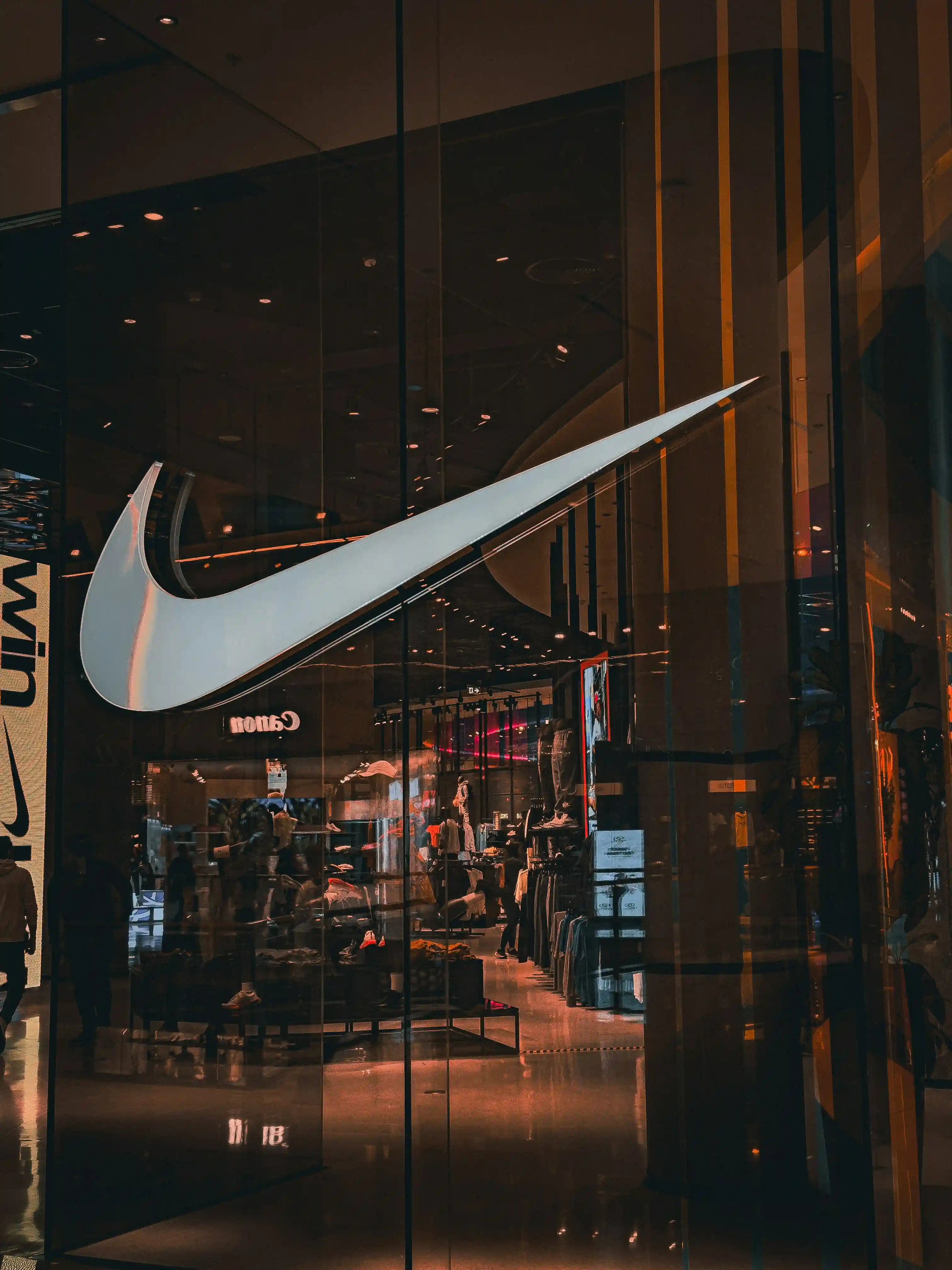 Nike winkel bezoeken tijdens onze budget private outlet tour

