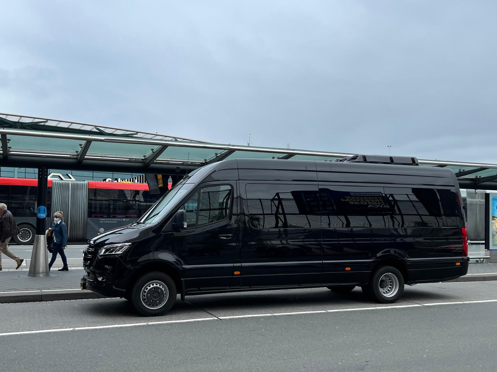 Luxe Mercedes Sprinter 20-persoons bus op Schiphol voor betaalbare airport transfers Amsterdam