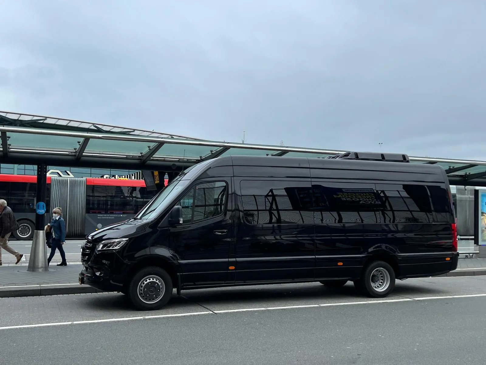 Luxe Mercedes Sprinter 20-persoons bus op Schiphol voor betaalbare airport transfers Amsterdam