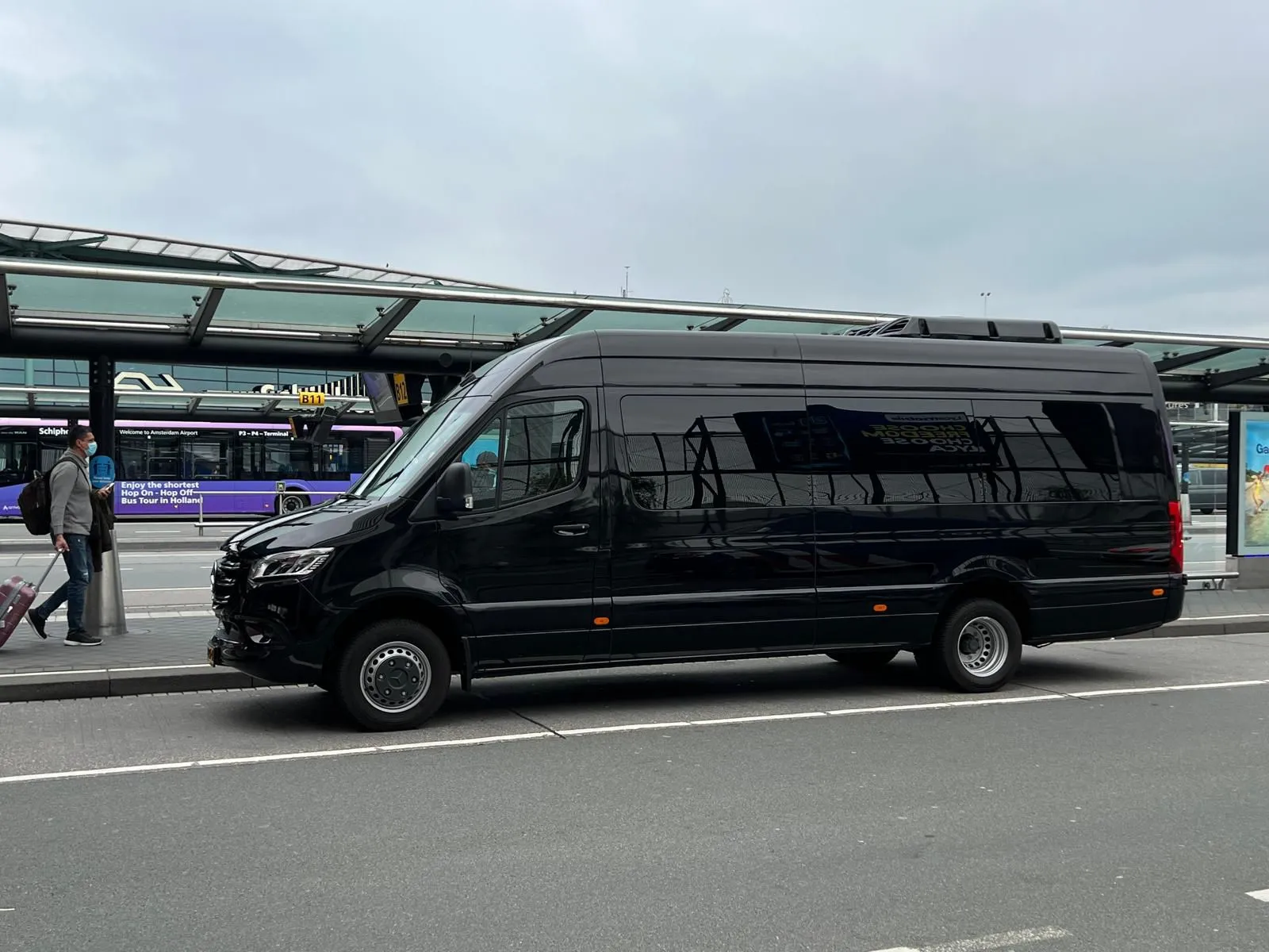 Mercedes Sprinter bus voor groepsvervoer op Schiphol tijdens onze budget airport transfer service