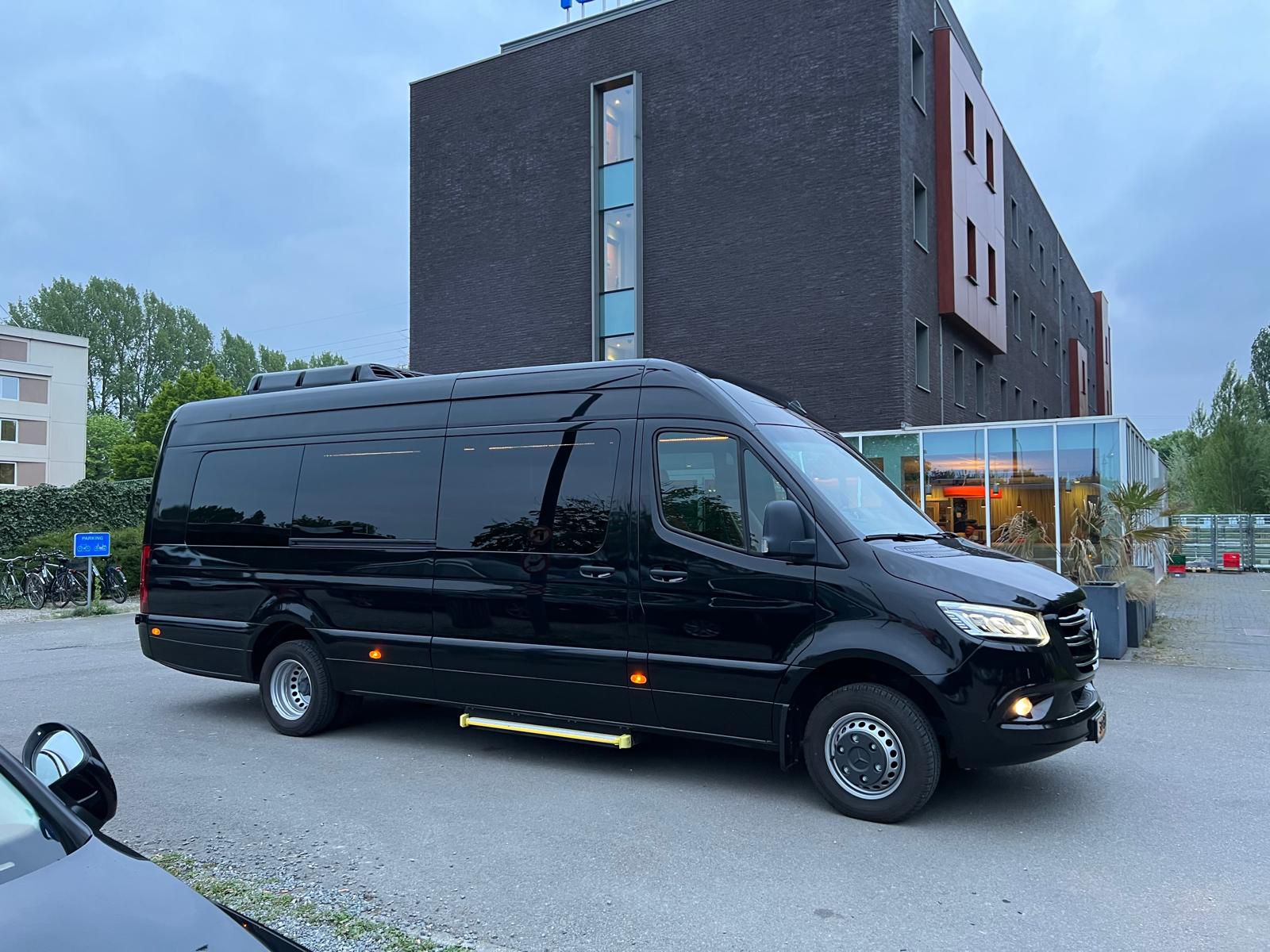 Luxe bus haalt groep op voor betaalbare private sightseeing tour vanuit Amsterdam

