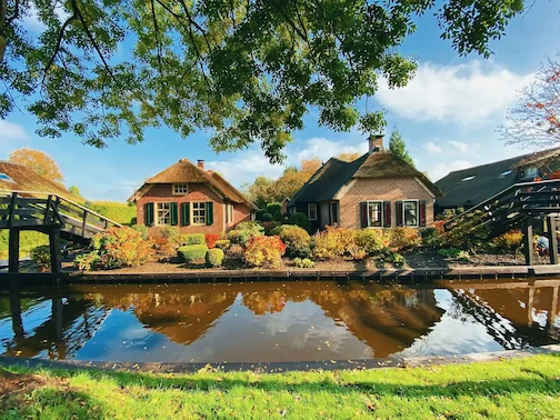 Rietgedekte huisjes langs het water in Giethoorn tijdens private sightseeing tour
