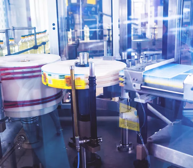 Maschinen stehen im Lager, um Etikettierung und Abfüllen zu übernehmen.