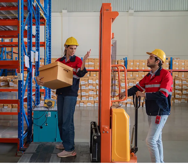 2 Menschen arbeiten im Lager zusammen.