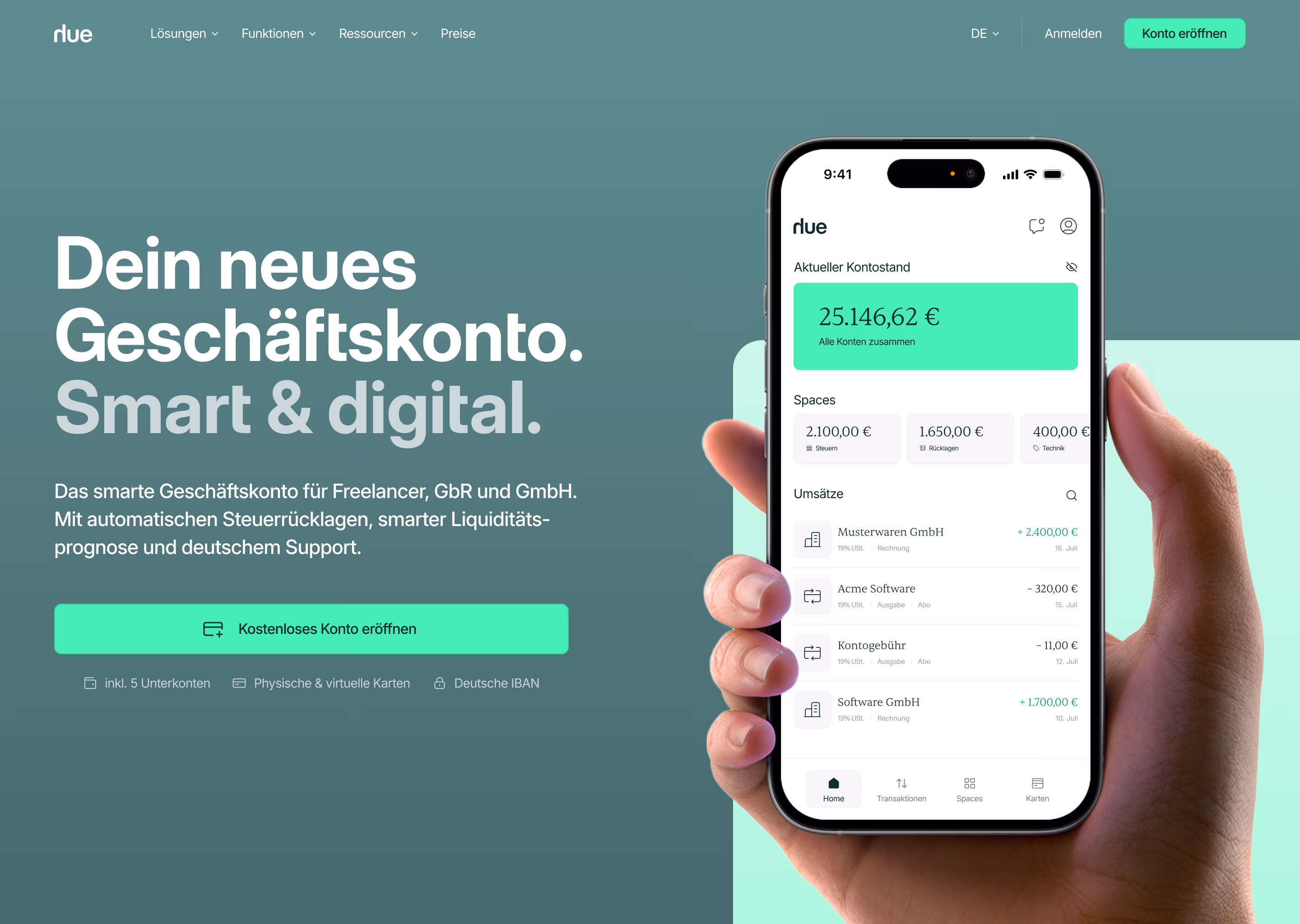 Hand hält Smartphone mit geöffneter App, die aktuellen Kontostand, Spaces mit Beträgen und Umsätze von verschiedenen Firmen anzeigt.