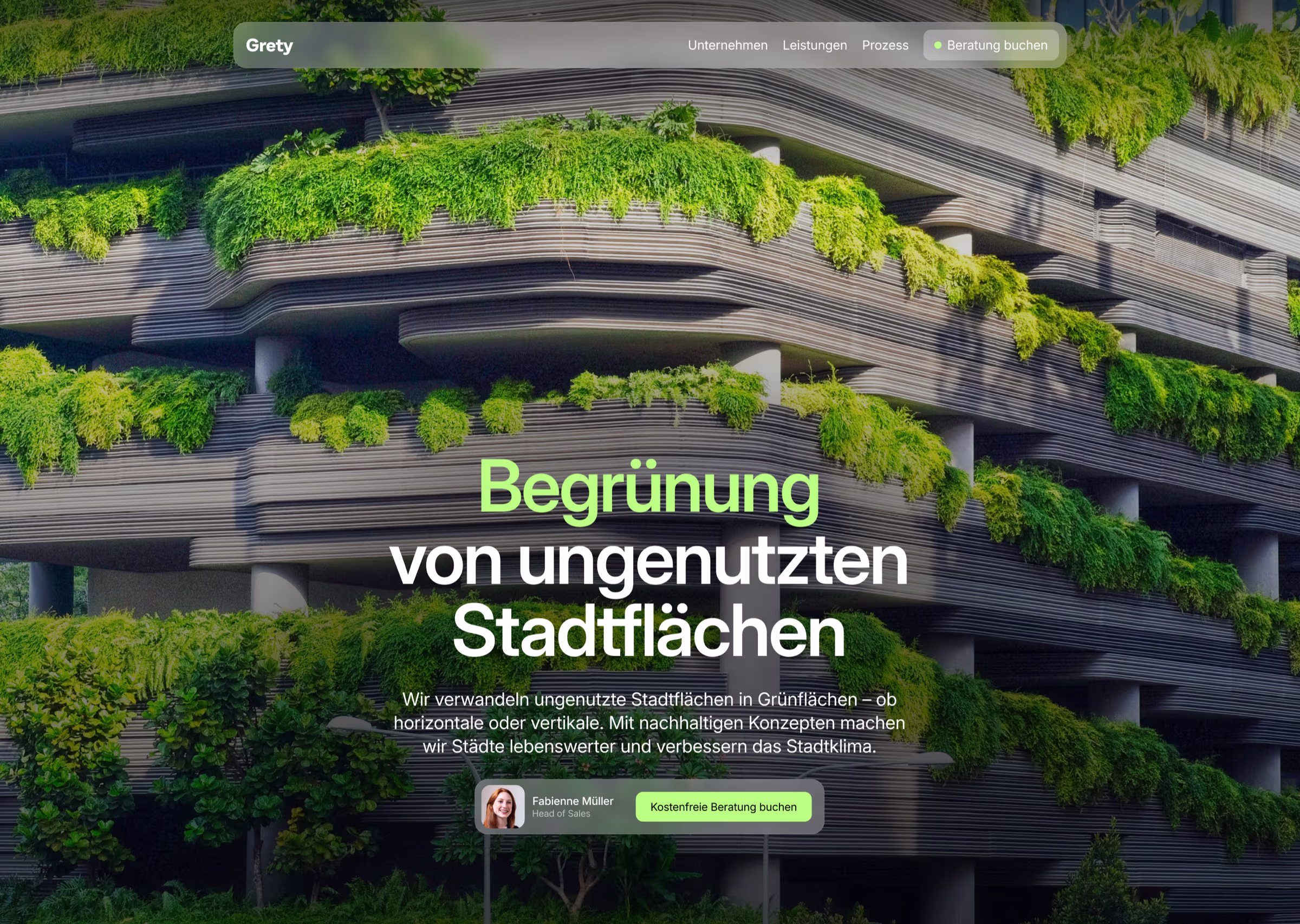 Fassadenbegrünung eines modernen Gebäudes mit Text über Umwandlung ungenutzter Stadtflächen in Grünflächen.
