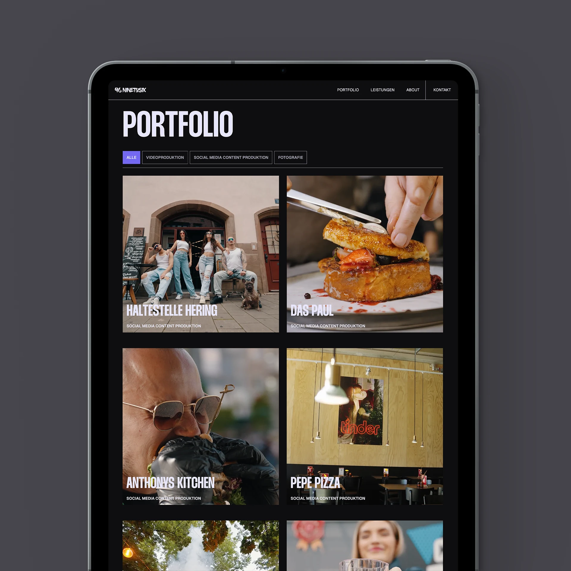 iPad-Display zeigt Portfolio-Webseite mit Social Media Content Produktionen und Fotos von verschiedenen Projekten.