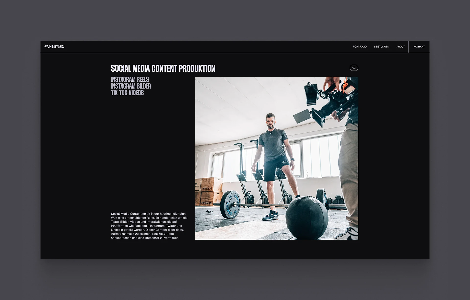 Mann in Sportkleidung hebt Gewicht in einem Fitnessstudio, während eine Person eine Videoaufnahme mit einer Kamera macht.