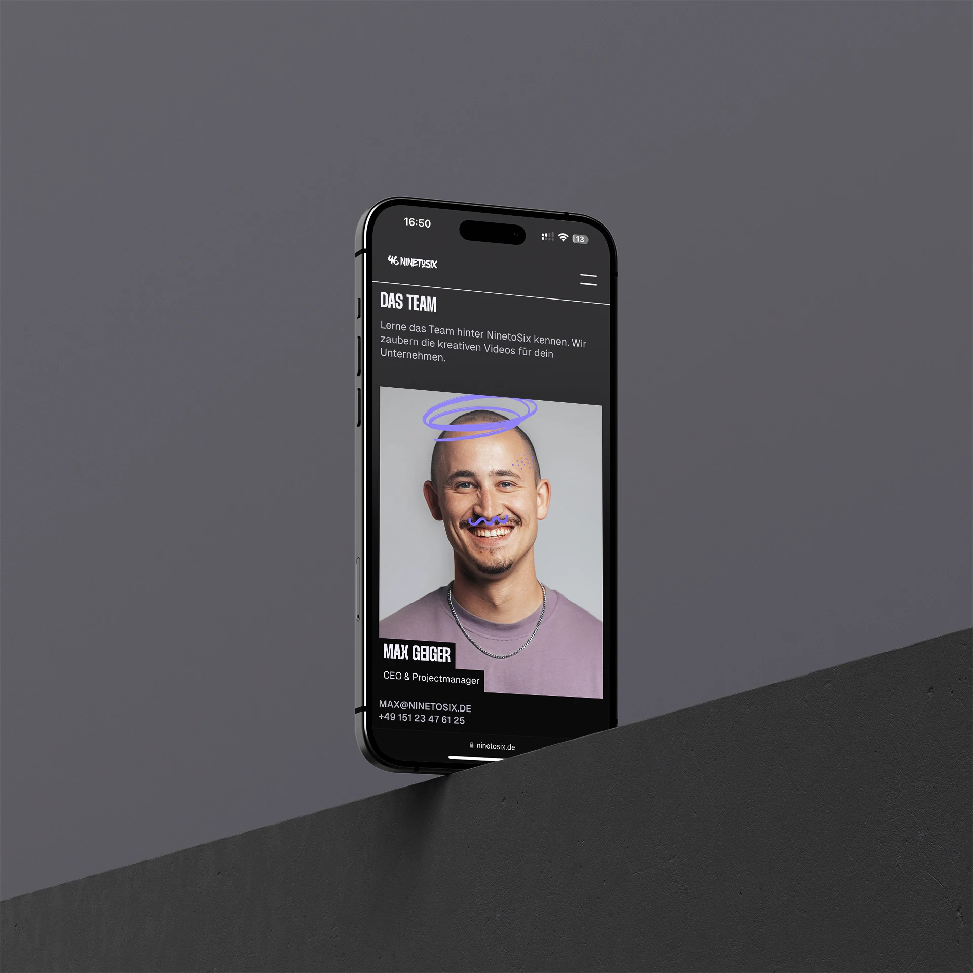 Smartphone zeigt Teamseite mit Porträt von Max Geiger, CEO und Projektmanager, mit spielerischen blauen Zeichnungen auf dem Bild.