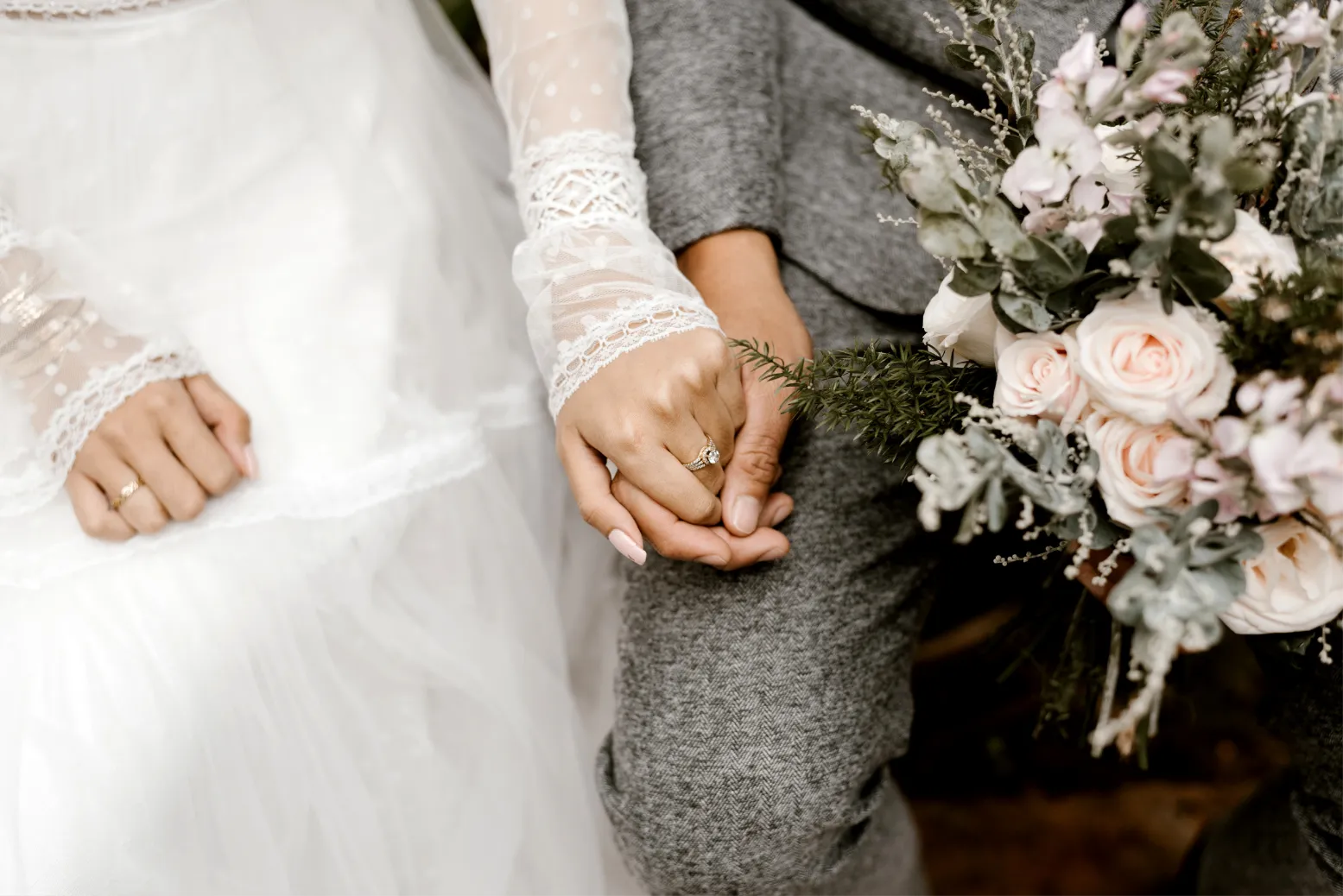Hände mit Ringen bei einer Hochzeit