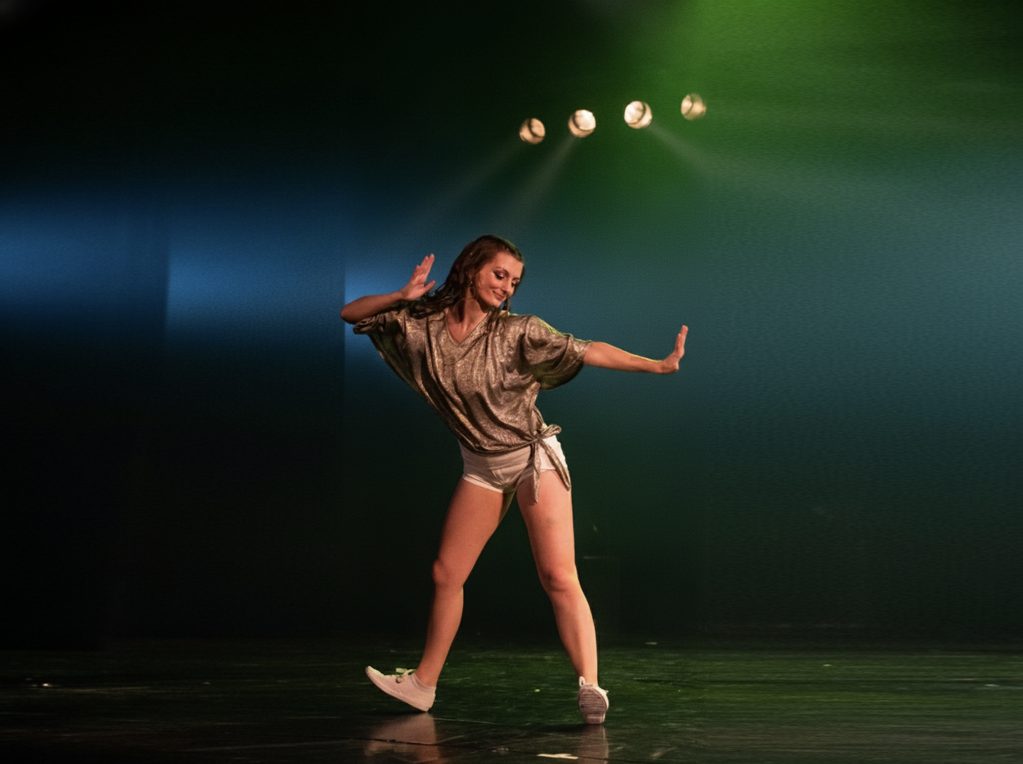 image of a dance instructor teaching freestyle in a relaxed setting