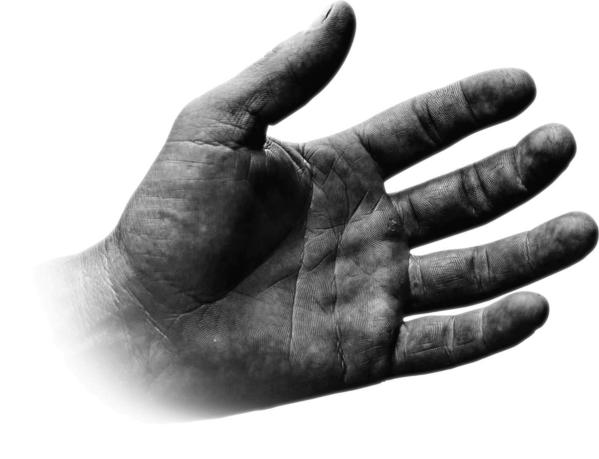 Schwarz-weiß-Foto einer offenen linken Hand mit sichtbaren Hautlinien und Details.