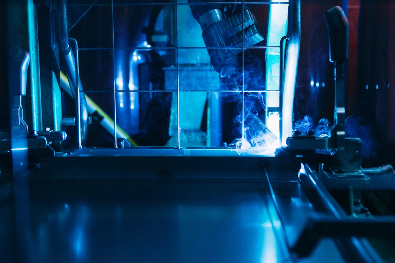 Un procédé de soudage automatisé à l’œuvre dans un atelier industriel.